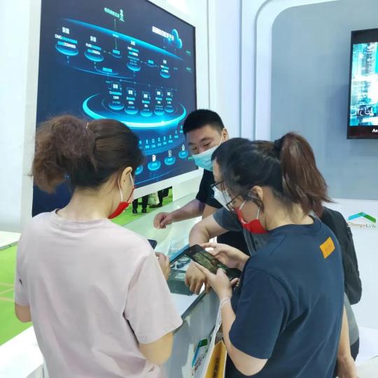 环球360新耀亮相天下太阳能光伏工业展览会，，，，，荣膺光伏行业优质企业奖