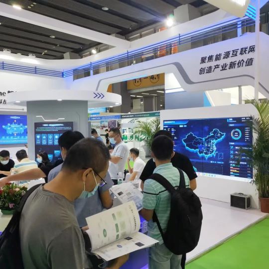 环球360新耀亮相天下太阳能光伏工业展览会，，，，，荣膺光伏行业优质企业奖