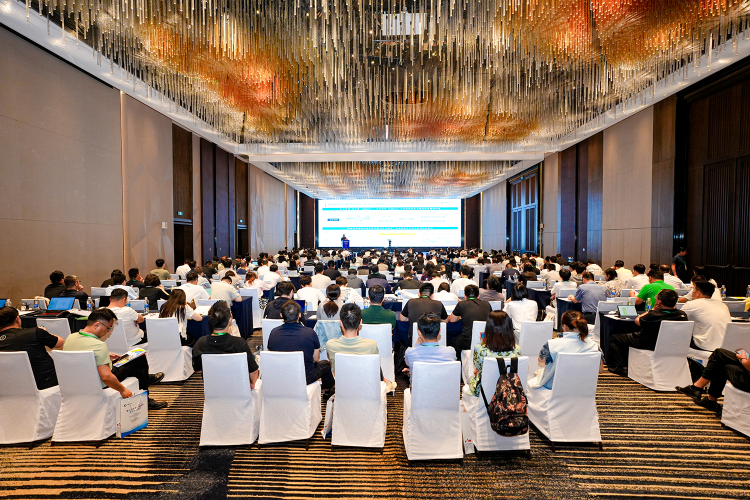 AI赋能行业数智转型，，，环球360亮相综合能源效劳落地实践峰会